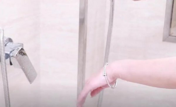 女士银镯子戴哪个手好