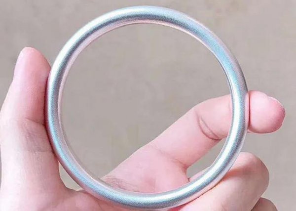 女士银镯子戴哪个手好