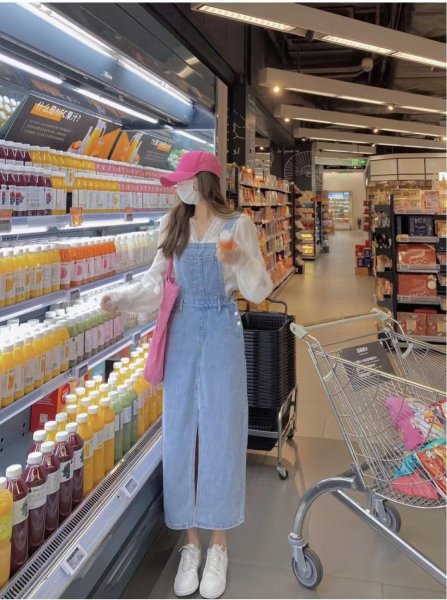 牛仔背带裙搭配什么上衣好看