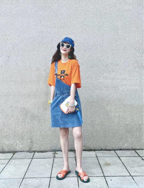 牛仔背带裙搭配什么上衣好看