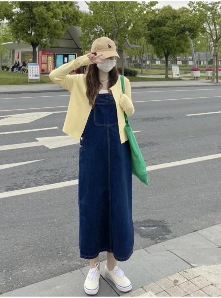 牛仔背带裙搭配什么上衣好看