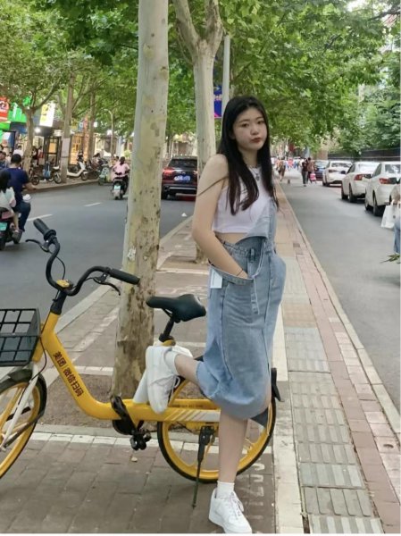 牛仔背带裙搭配什么上衣好看