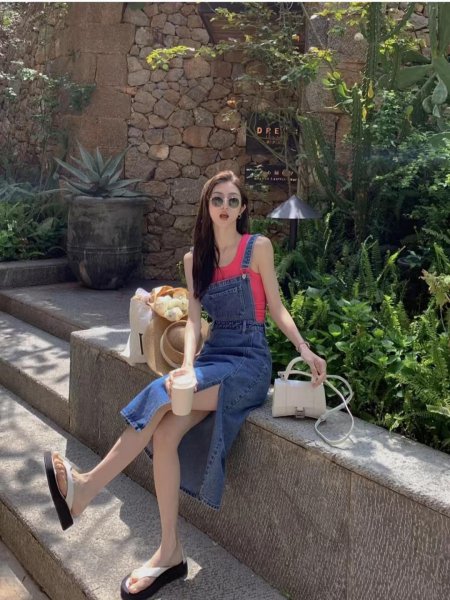 牛仔背带裙搭配什么上衣好看