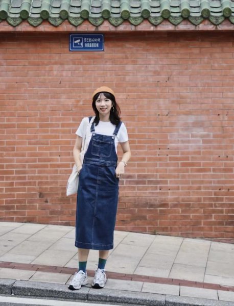 牛仔背带裙搭配什么上衣好看