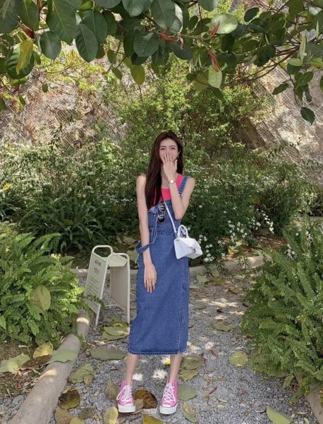 牛仔背带裙搭配什么上衣好看