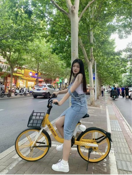 牛仔背带裙搭配什么上衣好看