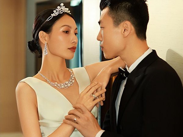 已婚戒指应该戴在哪个手指女