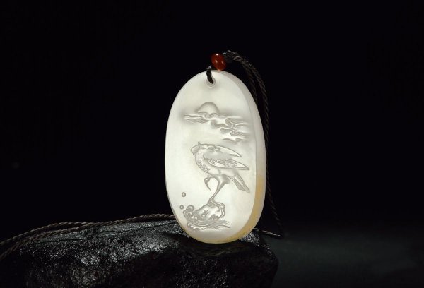 佩戴玉石好还是琥珀好一点