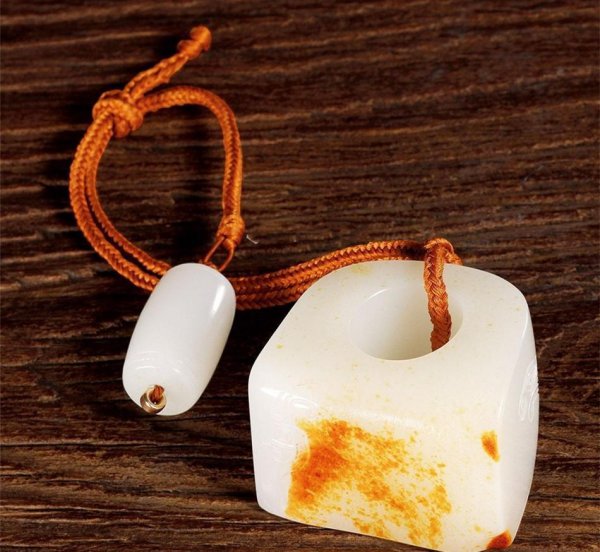 佩戴玉石好还是琥珀好一点