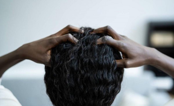 用吹风机吹头发好还是自然干好