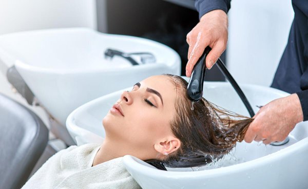 用吹风机吹头发好还是自然干好