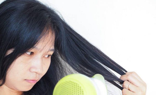 用吹风机吹头发好还是自然干好