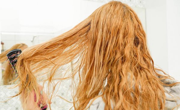 用吹风机吹头发好还是自然干好