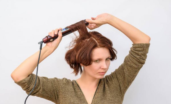 用吹风机吹头发好还是自然干好