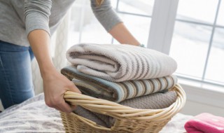 冬天怎么叠衣服省力一点 冬天如何折叠衣服省力呢