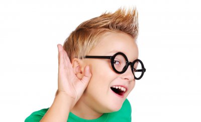 摸耳朵是什么心理暗示 说话时摸耳朵小动作表示什么想法