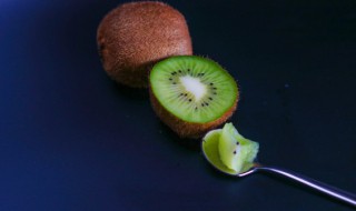 螃蟹和猕猴桃能一起吃吗 螃蟹和猕猴桃适合一起吃吗