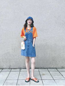 牛仔背带裙搭配什么上衣好看 牛仔背带裙9款穿搭图片
