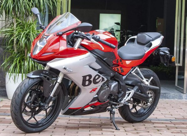 两万左右的摩托车