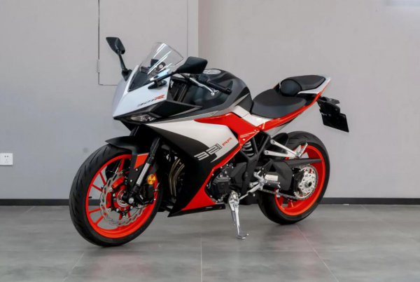 两万左右的摩托车