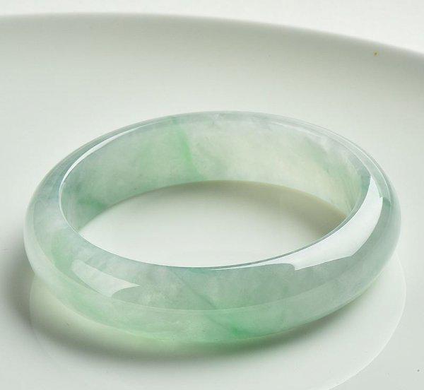 三种女人不适合戴翡翠