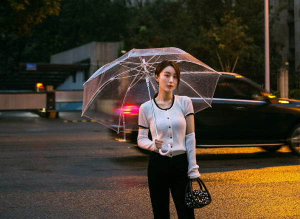 女生的裙子突然掉下来了