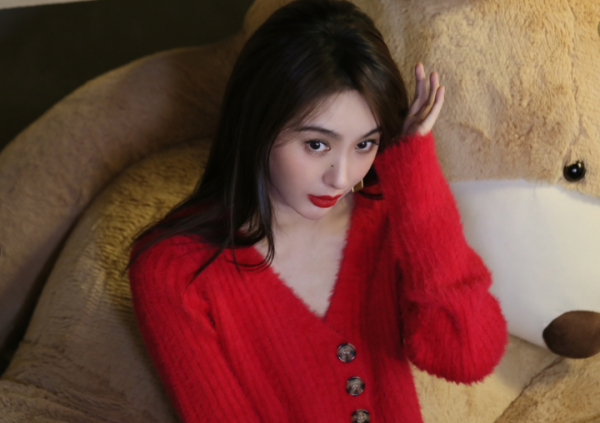 女生的裙子突然掉下来了