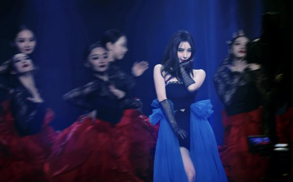 女生的裙子突然掉下来了