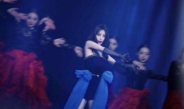 女生的裙子突然掉下来了