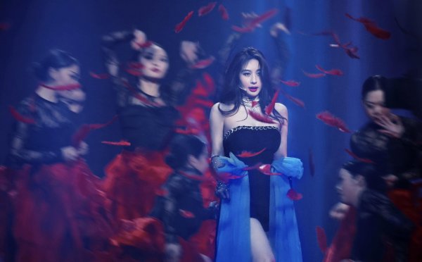 女生的裙子突然掉下来了