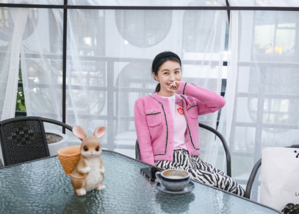 女生的裙子突然掉下来了