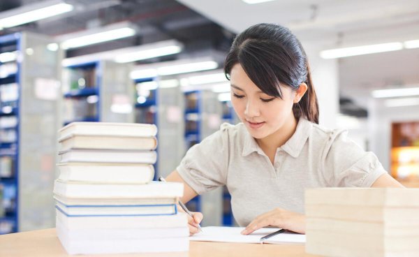 胶水粘衣服上用什么可以洗掉