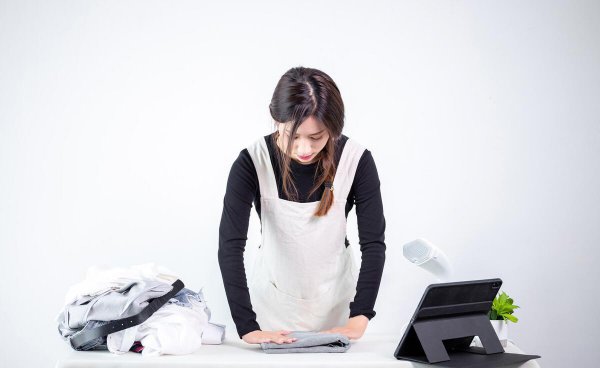 胶水粘衣服上用什么可以洗掉