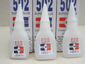 胶水粘衣服上用什么可以洗掉