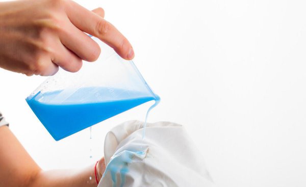 胶水粘衣服上用什么可以洗掉