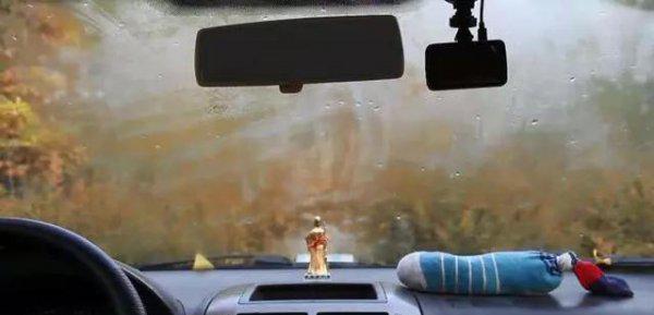 汽车挡风玻璃全是雾水看不清怎么办