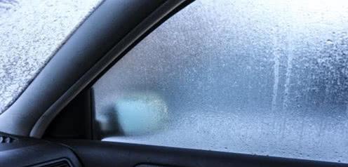 汽车挡风玻璃全是雾水看不清怎么办