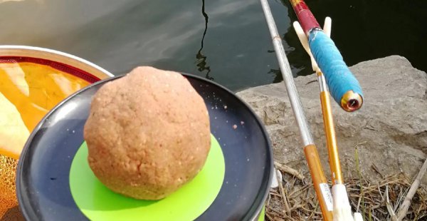 钓鱼用什么饵料鱼容易上钩
