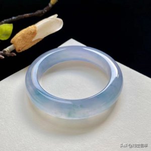 三种女人不适合戴翡翠 什么人不适合佩戴翡翠