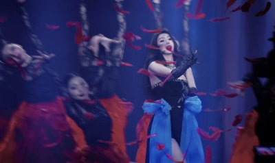 女生的裙子突然掉下来了 李菲儿跨年晚会抹胸裙意外滑落