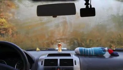 汽车挡风玻璃全是雾水看不清怎么办 我们怎样做让雾消失