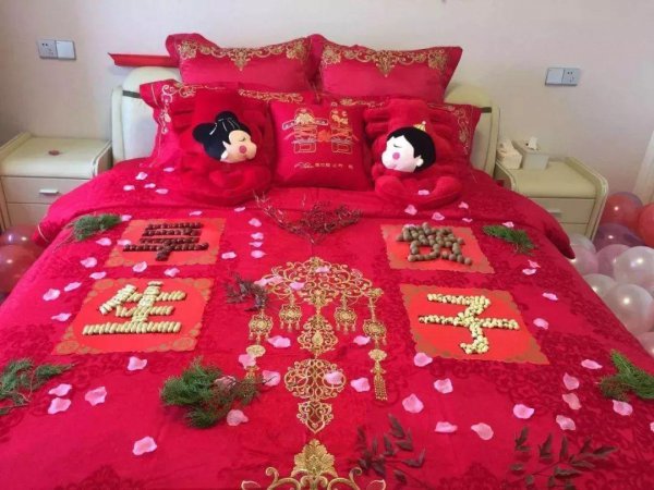 结婚床上摆什么东西