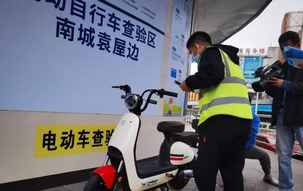 三轮车上牌照需要什么手续