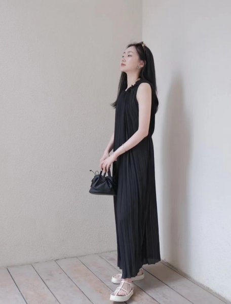 黑色连衣裙子配鞋子的图片