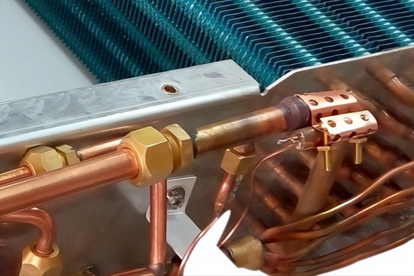 空调里面一直有敲打声什么原因