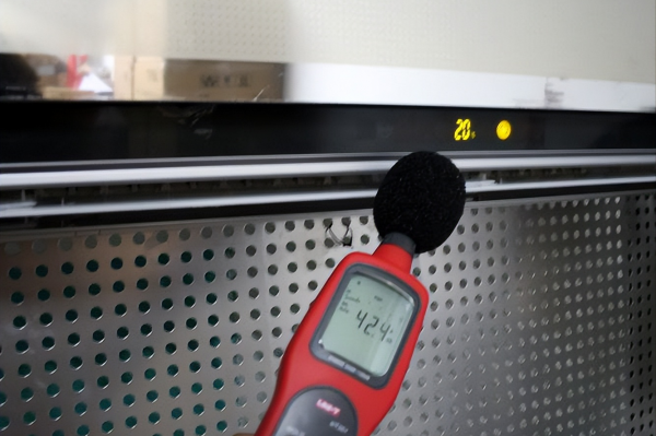 空调里面一直有敲打声什么原因