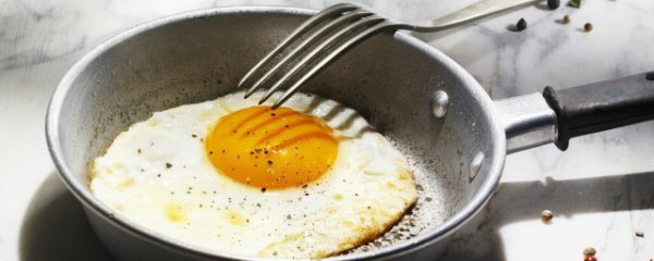 吃鸡蛋能喝红酒吗