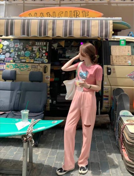 粉红色裤子配什么颜色上衣图片