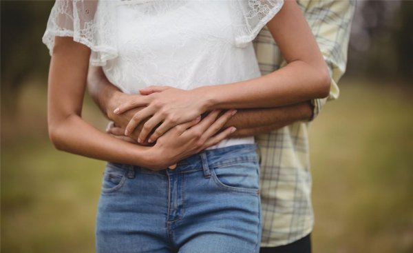 男生摸了女生的肚子说明了什么意思