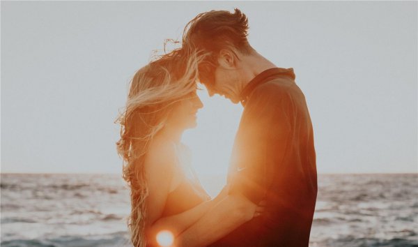 男生摸了女生的肚子说明了什么意思